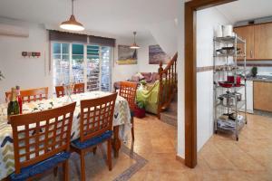 a kitchen and dining room with a table and chairs at Apartamento Miramar in Cala del Moral