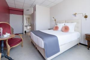 Postel nebo postele na pokoji v ubytování Hôtel Le Grand Barnum