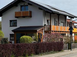 Casa blanca grande con balcón en una calle en NEU! FeWo Mansi in Chiemgau en Kienberg