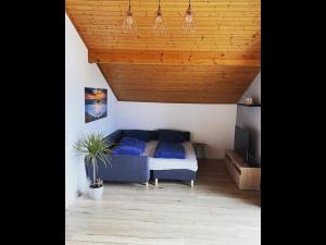 1 dormitorio con cama y techo de madera en NEU! FeWo Mansi in Chiemgau en Kienberg