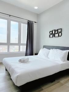 怡保的住宿－The Octagon Ipoh，卧室配有白色大床和白色枕头