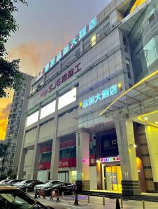 un edificio con coches estacionados frente a él en President Hotel Shenzhen - Yitian Metro Station, en Shenzhen