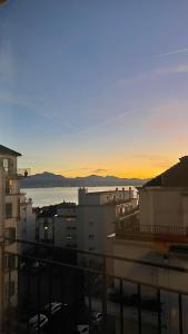 een uitzicht op een stad met een zonsondergang op de achtergrond bij Lake view studio in Lausanne
