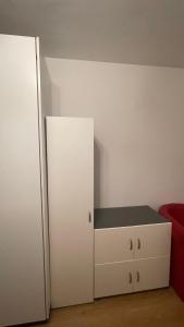 un armario blanco con un mostrador negro en una habitación en Lake view studio en Lausana