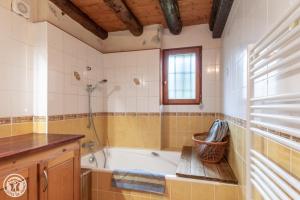un baño con bañera y lavabo en Les Gîtes Chapô Julô, en Giez 74 fotos más