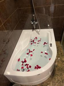 a bath tub filled with flowers in a bathroom at Kanyonvadi Hotel in Karabuk