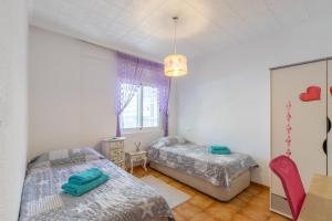 1 Schlafzimmer mit 2 Betten und einem Fenster in der Unterkunft Larisa Apartment in Benidorm