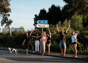 un grupo de personas sosteniendo un cartel en una calle en Maceda Surf Camp, en Maceda