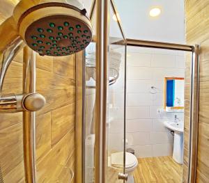 La salle de bains est pourvue d'une douche et de toilettes. dans l'établissement Zehra Tatil Köyü- Halal All Inclusive, à Muğla