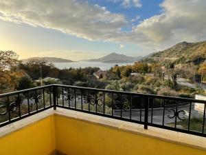 een balkon met uitzicht op het water en de bergen bij Lux apartment Amarin in Pržno