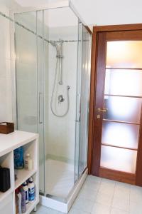 una ducha con puerta de cristal en un baño en Ponte Mosca Apartments, en Turín