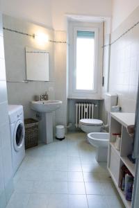 y baño con lavamanos y lavadora. en Ponte Mosca Apartments, en Turín