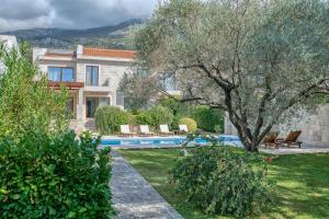 uma casa com um quintal com uma piscina em Villa Zen Port em Petrovac na Moru