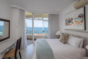 um quarto com uma cama e vista para o oceano em 801 Oyster Quays - by Stay in Umhlanga em Durban