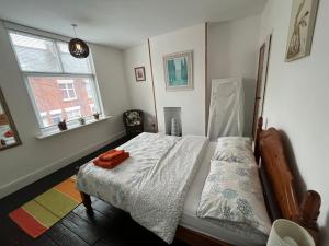 1 dormitorio con cama y ventana en Tudor House, en Leicester