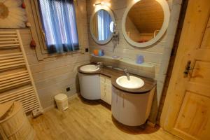 Baño con 2 lavabos y espejo en chalet 3 étoile La bresse avec sauna, en La Bresse