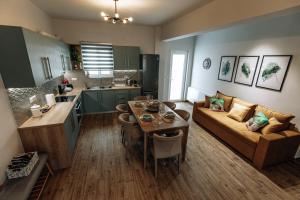 AnnaG apart في أثينا: مطبخ وغرفة معيشة مع أريكة وطاولة