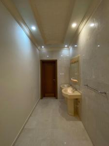 La salle de bains est pourvue d'un lavabo et d'un miroir. dans l'établissement نماء الجود للشقق المفروشة ( المستراح ), à Médine