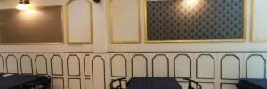 um quarto com duas cadeiras e duas janelas em Hotel Monsoon , Shillong em Shillong