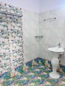 łazienka z toaletą i umywalką w obiekcie Lotus w mieście Nagpur