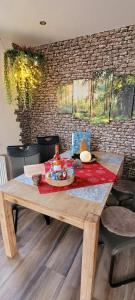 einen Holztisch mit Essen darüber in der Unterkunft Ferienhaus Kirschblüte in Monschau