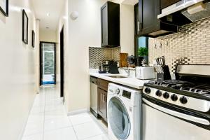 A kitchen or kitchenette at Central & Cozy 2 BD APT In Manhattan