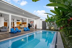 een afbeelding van een zwembad in een huis bij Pasha Villa by Betterplace in Canggu