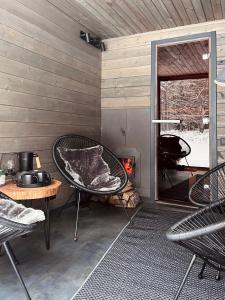 Posezení v ubytování Reborn Cabins