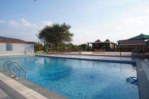 Bazén v ubytování Spree Resort Sariska nebo v jeho okolí