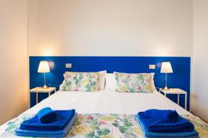 Un dormitorio con una cama con toallas azules. en Blancazul Mingo Bajo, en Playa Blanca