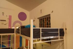 1 dormitorio con 2 literas en una habitación en Pappi Chulo Vagator, en Vagator