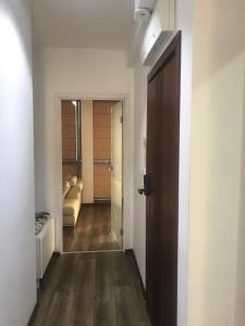 um corredor com uma porta que leva a uma sala de estar em Self-Check Apartment Lilia 2 next to 24 hours open food and drink shop and free parking area em Sófia