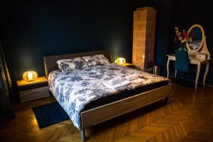 Postel nebo postele na pokoji v ubytování Cozy apartment in heart of Maribor / big terrace