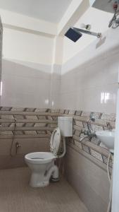 een badkamer met een toilet en een wastafel bij Banaras Gully House 500 ft from The Ghats in Varanasi