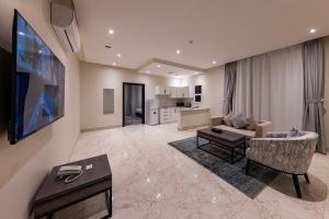 Towlan Qurtuba 2 في الرياض: غرفة معيشة مع أريكة وطاولة