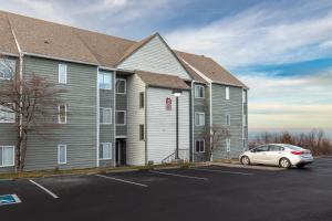 un bâtiment avec une voiture garée sur un parking dans l'établissement Gatlinburg Summit Smoky Mountains View, à Gatlinburg