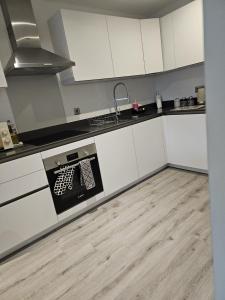 A cozinha ou cozinha compacta de Luxury Spring Stays Lichfield City Centre 2 Bedroom Apartment With Free Secure Parking