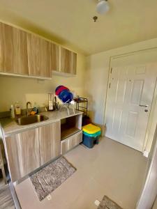a small kitchen with a sink and a door at Studio With balcony in Carreta