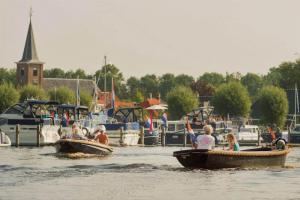 Uitzicht op een rivier vlak bij het chalet
