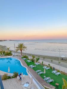 uma vista para a praia a partir da varanda de um resort em Lebay Beach Hotel em Lárnaca