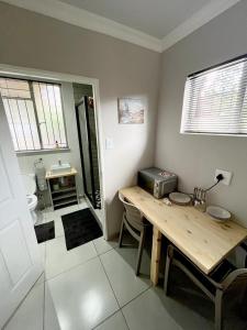 - une cuisine avec une table en bois dans une chambre dans l'établissement Wamelia Guesthouse, à Bloemfontein