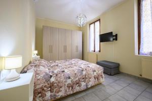 1 dormitorio con 1 cama y TV. en La casa del Sole, en Piacenza