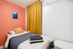 Łóżko lub łóżka w pokoju w obiekcie Cozy 4BR ApartmentLower East Side