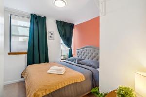 Łóżko lub łóżka w pokoju w obiekcie Cozy 4BR ApartmentLower East Side