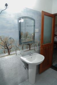 Sun See Villa Hikkaduwa في هيكادوا: حمام مع حوض ومرآة