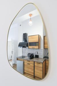 a mirror reflection of a kitchen with a counter at REZYDENCJA ZATOR in Zator