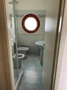 łazienka z toaletą, umywalką i oknem w obiekcie Adua Flat - perfect place for visiting Tuscany w mieście Pistoia
