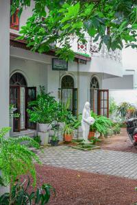 une statue blanche devant un bâtiment dans l'établissement SAKURAHANA VILLA AND AYURVEDA, à Aluthgama