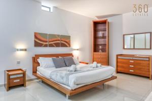 Postel nebo postele na pokoji v ubytování Beautiful seafront home with private balcony & BBQ by 360 Estates