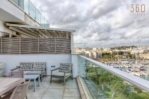 balcón con sillas y vistas a la ciudad en Beautiful seafront home with private balcony & BBQ by 360 Estates en Pietà